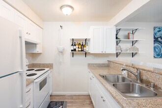 Juanita Brook Apartments in Kirkland, WA - Building Photo - Interior Photo