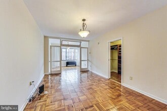 1 Scott Cir NW in Washington, DC - Building Photo - Building Photo