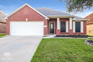 4709 Meadow Way Dr in Deer Park, TX - Building Photo