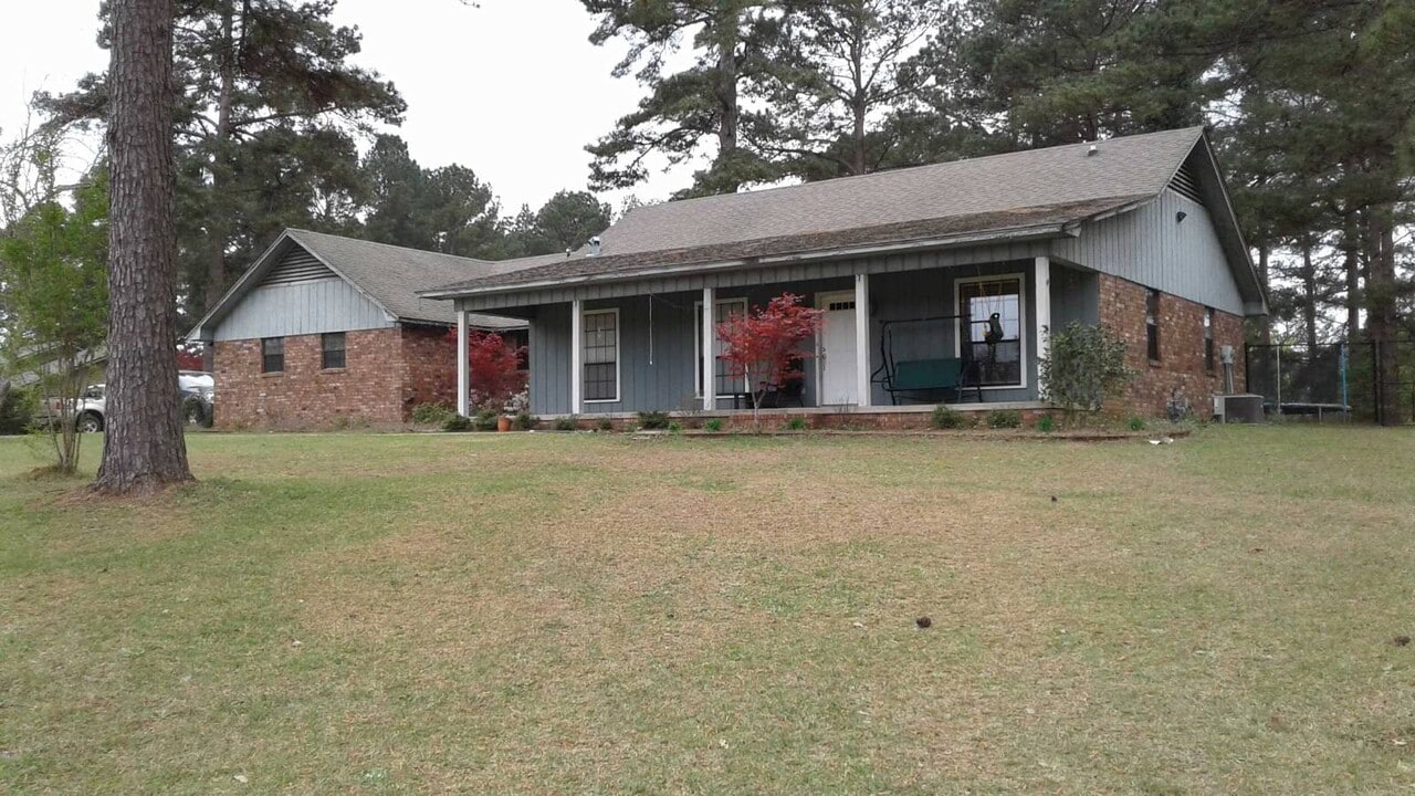 69 Sassafras Dr in Magnolia, AR - Building Photo