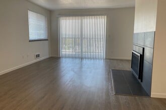 Golden View Apartments in Renton, WA - Foto de edificio - Building Photo