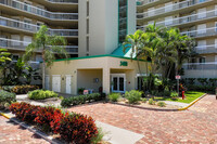 Emerald Seas North & South in Cocoa Beach, FL - Foto de edificio - Building Photo