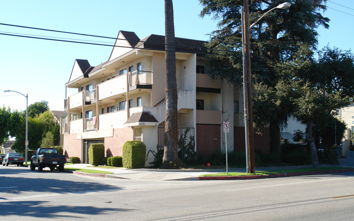 115 S Verdugo Rd in Glendale, CA - Building Photo