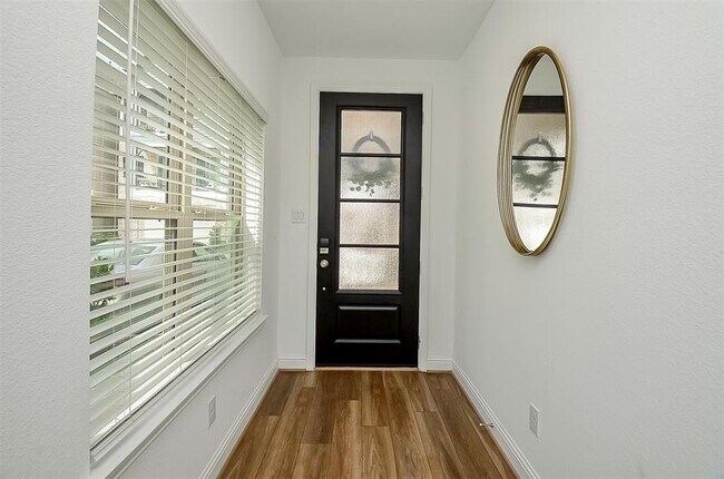 11021 Mikula Dr in Houston, TX - Foto de edificio - Building Photo