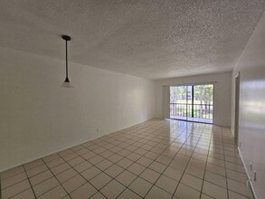 8001 Fairview Dr in Tamarac, FL - Building Photo - Building Photo