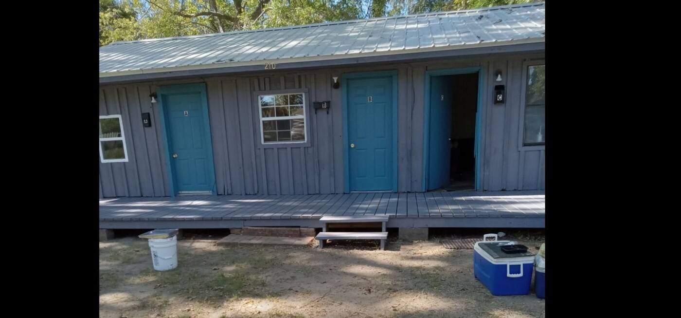 210 Front St in Winnfield, LA - Building Photo