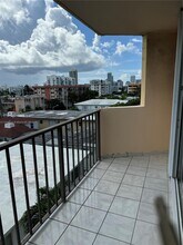 7921 Byron Ave, Unit 506 in Miami Beach, FL - Foto de edificio - Building Photo
