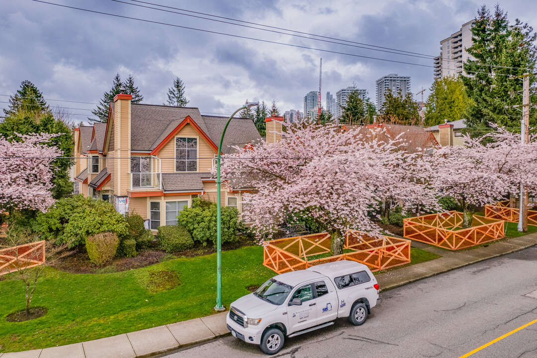 5400 Patterson Av in Burnaby, BC - Building Photo