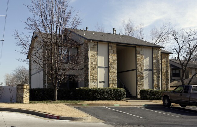 Forest Creek Condominiums in Bartlesville, OK - Building Photo - Building Photo