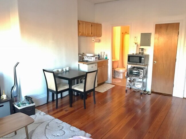 1077 Beacon St in Brookline, MA - Building Photo - Building Photo