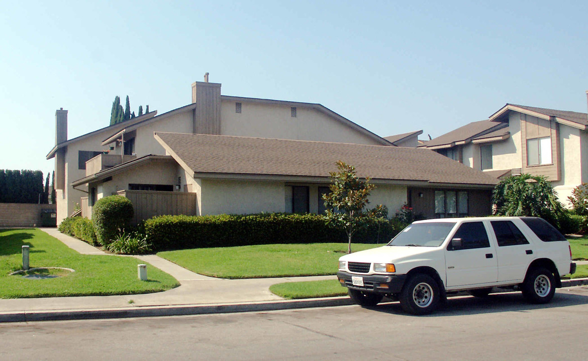 23231 Saguaro St in Lake Forest, CA - Building Photo