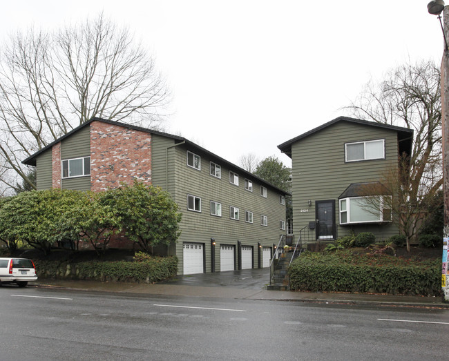 2136 SE Hawthorne Blvd in Portland, OR - Foto de edificio - Building Photo