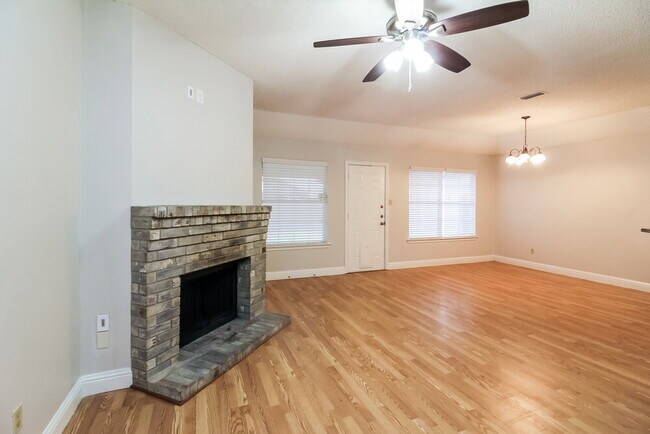 1205 Hall Rd in Seagoville, TX - Foto de edificio - Building Photo