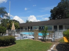 1031 Columbia Ave in St. Cloud, FL - Foto de edificio - Building Photo