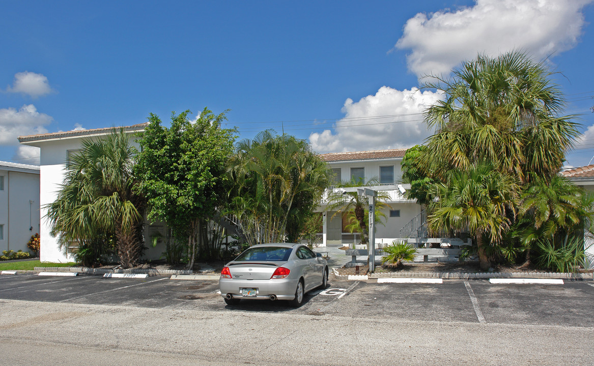 Middle River Apartments in Fort Lauderdale, FL - Building Photo