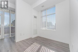 28 Interchange Wy in Vaughan, ON - Building Photo - Building Photo