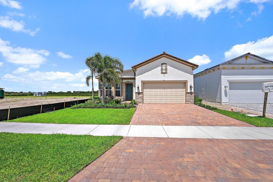 10724 Northbrook Cir in Palm Beach Gardens, FL - Building Photo
