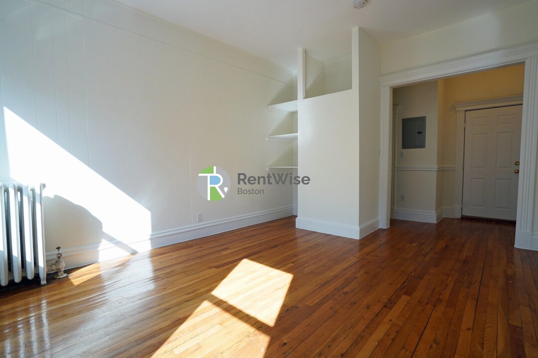 1302 Commonwealth Avenue, Unit 4 in Boston, MA - Building Photo