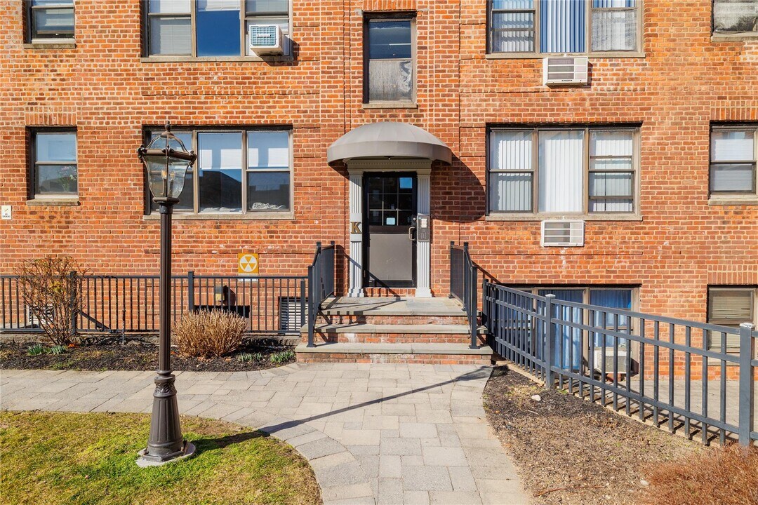 1 Jefferson Ave in Rockville Centre, NY - Building Photo