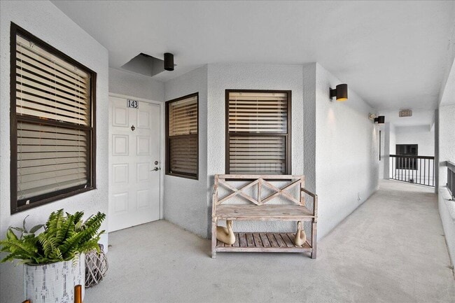 143 Bay Colony Dr N in North Palm Beach, FL - Foto de edificio - Building Photo