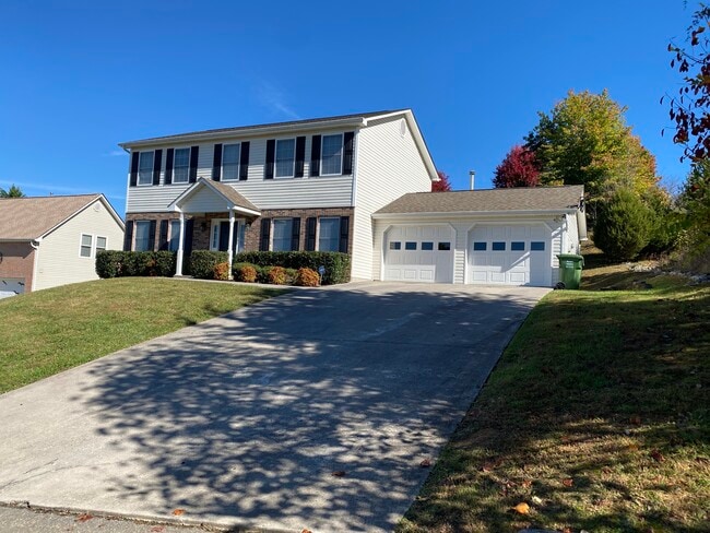 8206 Gamblers Choice Trl in Powell, TN - Foto de edificio - Building Photo
