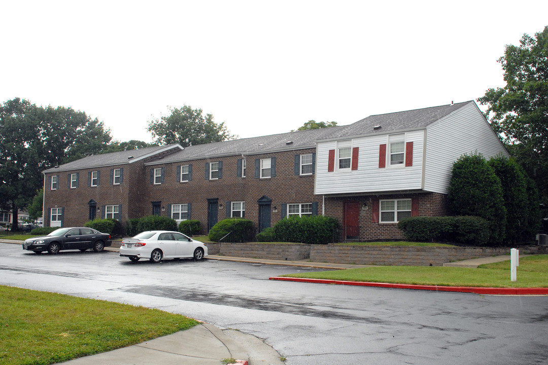 7820 Darrell Henry Ct in Pasadena, MD - Foto de edificio