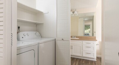 Capitol View Apartments in Sacramento, CA - Building Photo - Building Photo