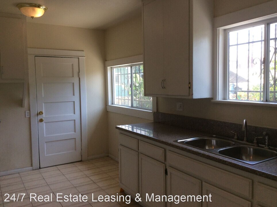 131 W 87th Pl in Los Angeles, CA - Building Photo