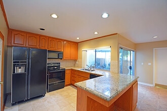 10051 Valley Circle Blvd in Chatsworth, CA - Building Photo - Building Photo