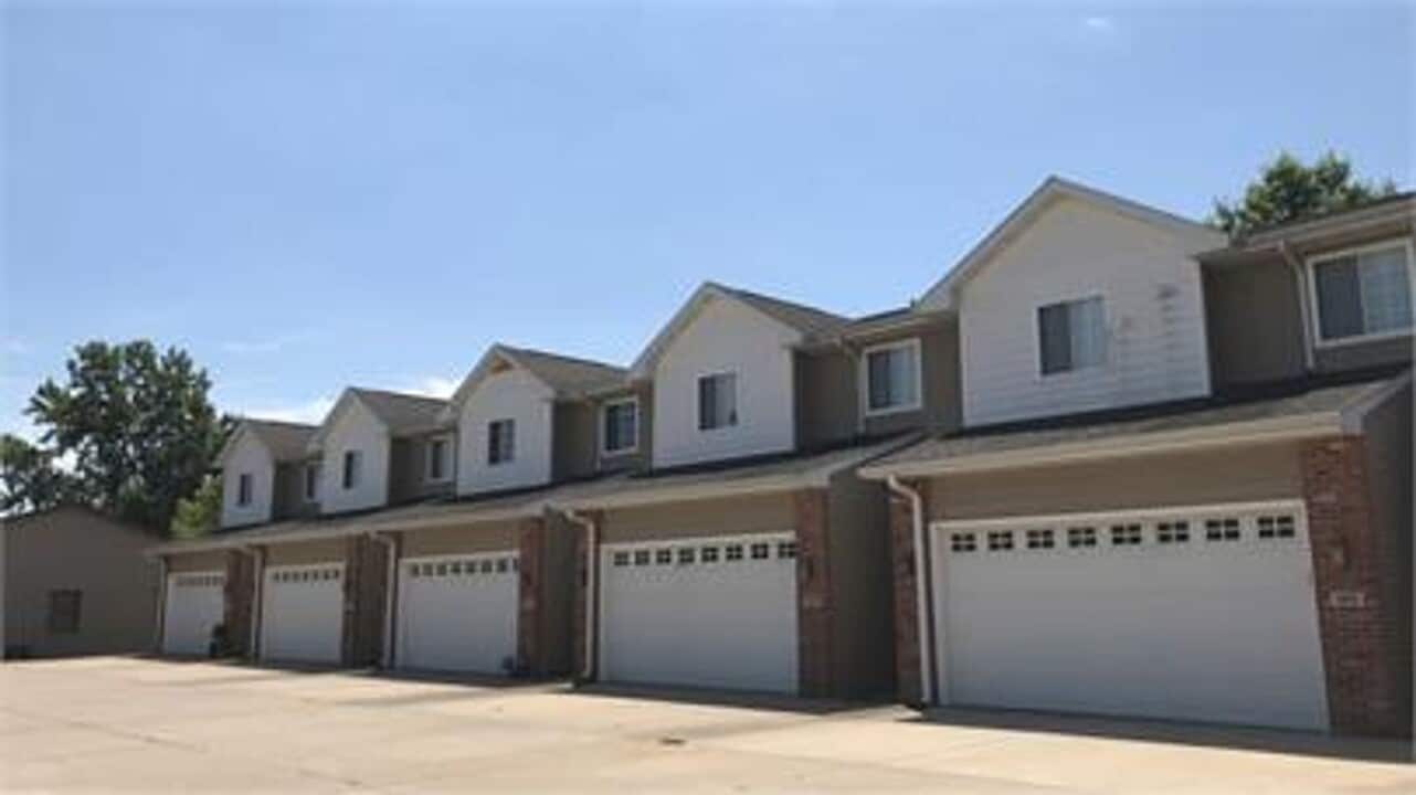 100-114 Wintergreen Dr in Chatham, IL - Building Photo