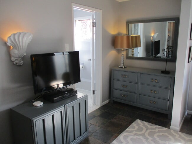 3450 Effie St, Unit Guest House in Los Angeles, CA - Foto de edificio - Building Photo