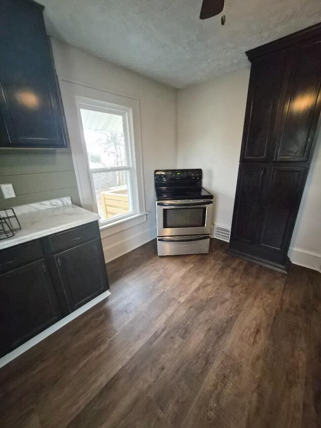 323 Bedford Ave NW in Canton, OH - Building Photo - Building Photo