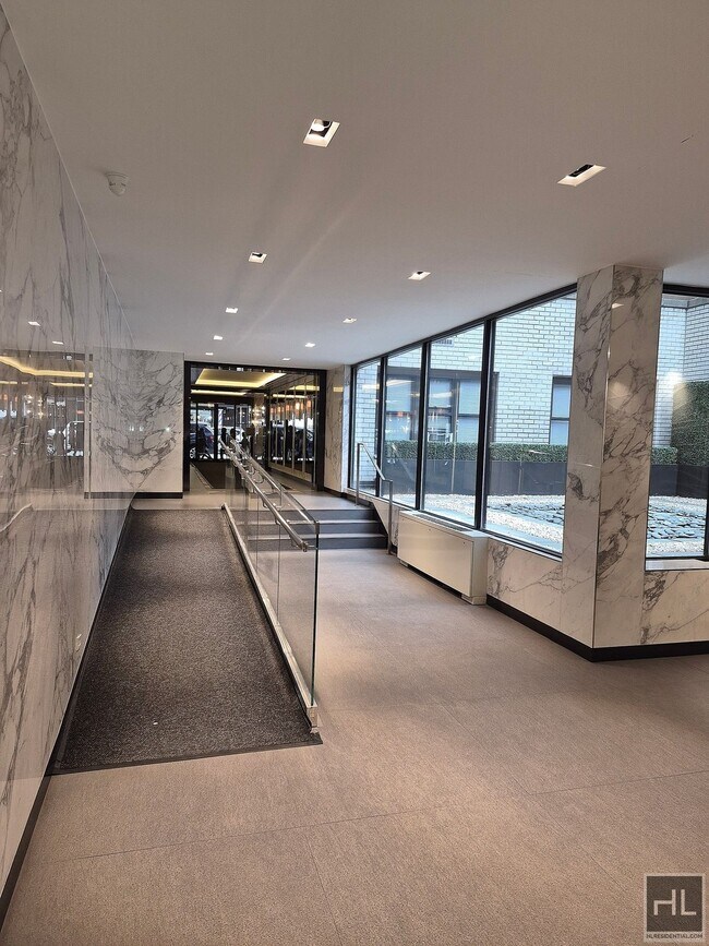 E 16 ST, Unit 16J in New York, NY - Foto de edificio - Building Photo