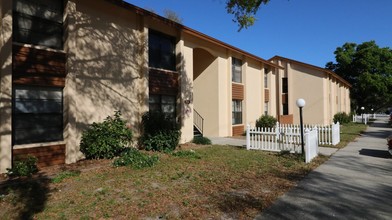 Harbor Bluffs in Largo, FL - Foto de edificio - Building Photo