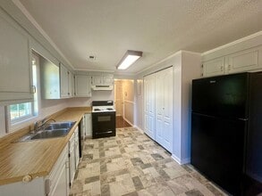 5405 Old Camden Rd in Rembert, SC - Building Photo - Building Photo