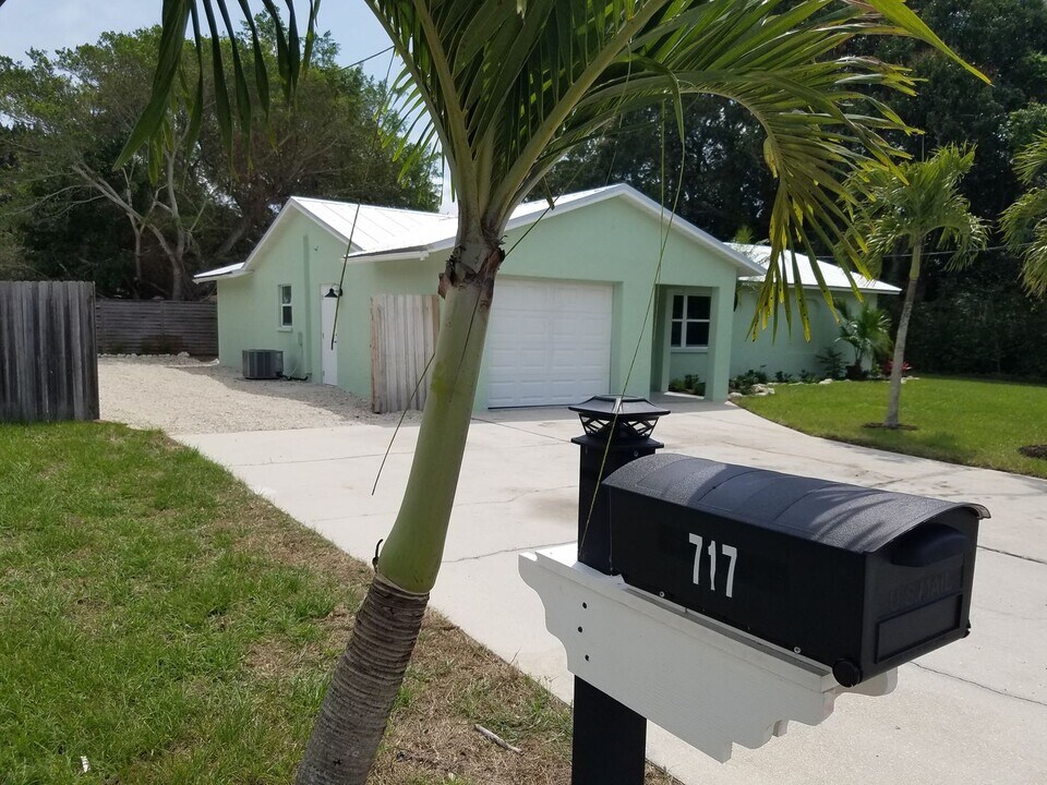 717 89th St NW in Bradenton, FL - Building Photo