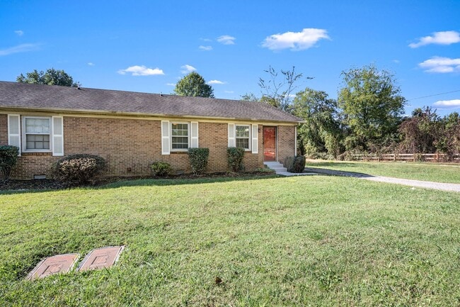 1151 Veterans Pkwy in Murfreesboro, TN - Foto de edificio - Building Photo