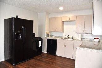 900 W Chestnut St in Denison, TX - Building Photo - Building Photo