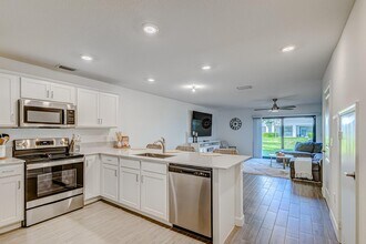 5007 Woods Edge Cir in Riviera Beach, FL - Building Photo - Building Photo