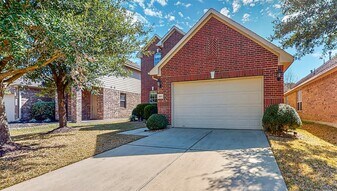 8915 Headstall Dr in Tomball, TX - Building Photo