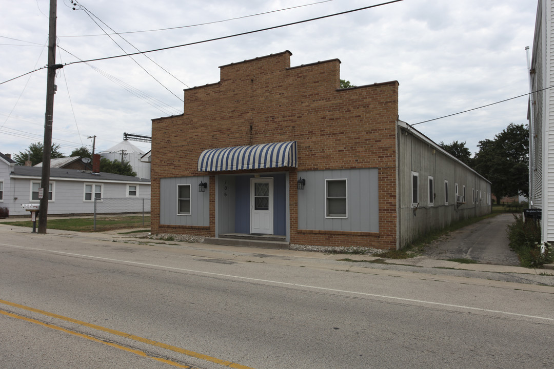 106 S State St in Poplar Grove, IL - Foto de edificio