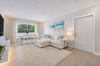 567 SW 3rd St in Miami, FL - Foto de edificio - Building Photo