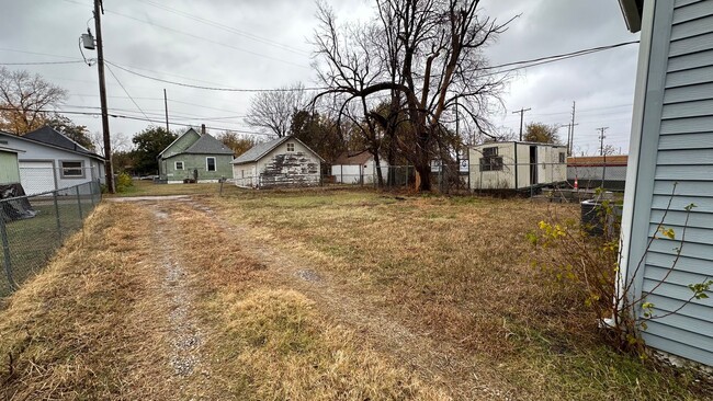 1727 N Santa Fe Ave in Wichita, KS - Building Photo - Building Photo