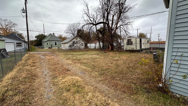 1727 N Santa Fe Ave in Wichita, KS - Foto de edificio - Building Photo