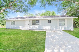 811 Airport Ave SE in Palm Bay, FL - Building Photo - Building Photo