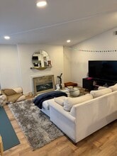 511 Poinsettia Ave in Corona Del Mar, CA - Foto de edificio - Building Photo