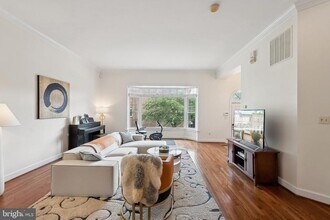 8552 Westown Way in Vienna, VA - Foto de edificio - Building Photo