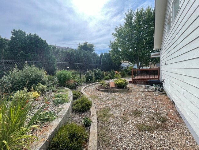 2885 W Juniper Ct in Roseburg, OR - Building Photo - Building Photo