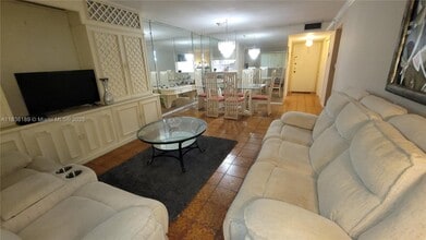 4650 Washington St in Hollywood, FL - Building Photo - Building Photo