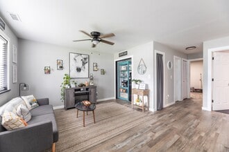 Lauradale in Jacksonville, NC - Foto de edificio - Building Photo